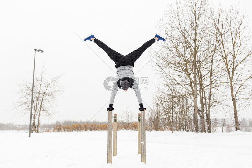 健身,运动,训练,人锻炼的轻人双杠上倒立户外冬天图片