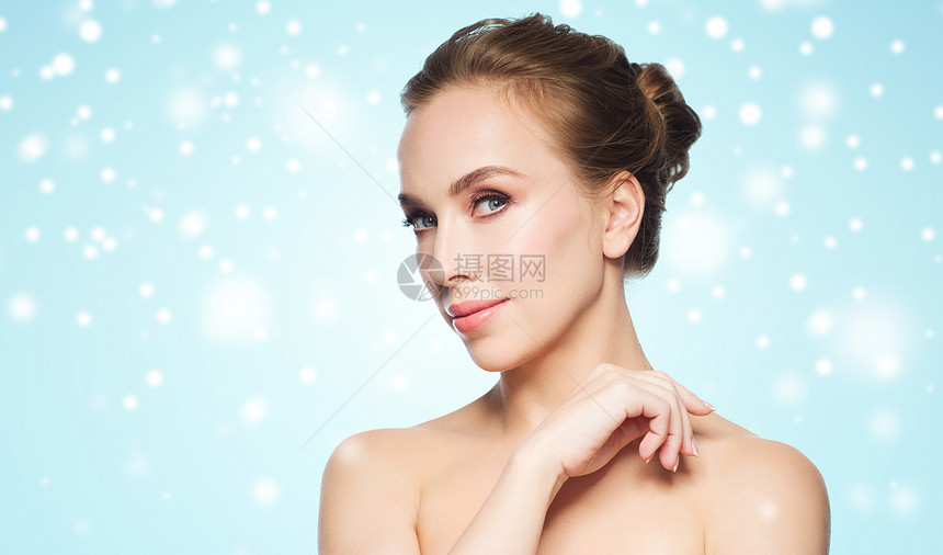 美丽,冬天,人健康的美丽的轻女人蓝色的背景雪图片