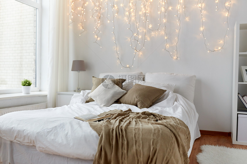 舒适,室内假日的舒适的卧室与床诞花环家里图片