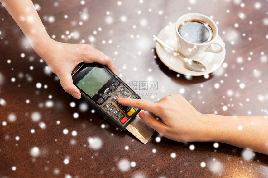 人,金融,支付,技术消费主义的服务员持信用卡阅读器客户的手输入密码咖啡馆雪图片