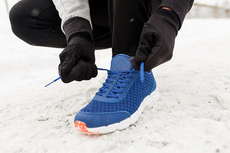 鞋类运动型健身,运动,人,运动服鞋类男子脚手绑鞋花边冬季户外背景