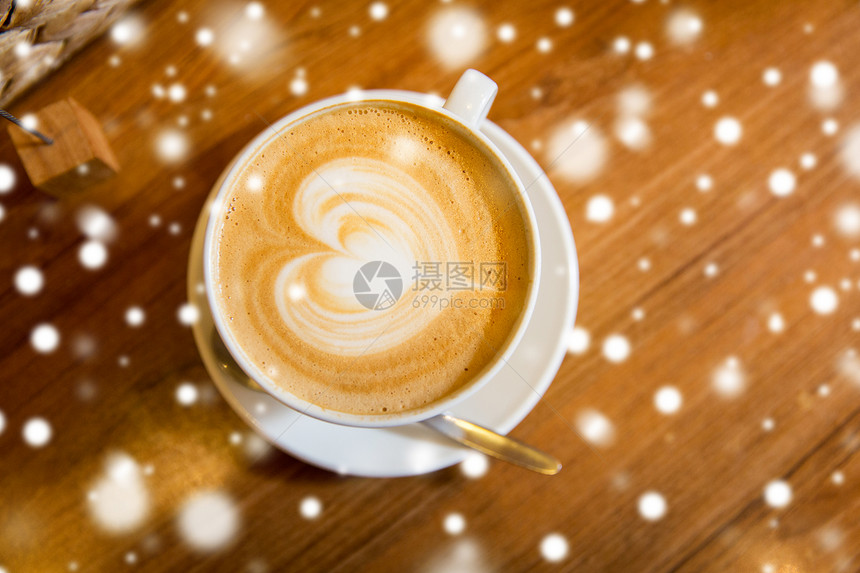 铁艺术,饮料,爱,诞节情人节的咖啡杯与心形画奶油泡沫雪上图片