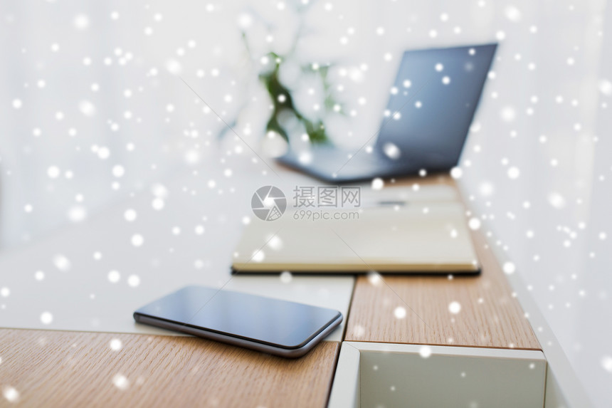 商业,象教育办公室工作场所与笔记本电脑,笔记本电脑智能手机雪上桌图片