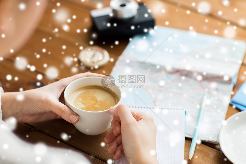假期,旅游,寒假人们的用咖啡杯亲密接触图片