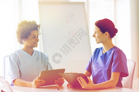 医院,专业,人医学群快乐的医生与平板电脑剪贴板会议医疗办公室图片