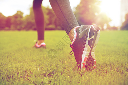 健身,运动,训练,人生活方式的密切锻炼妇女的腿草地上公园图片