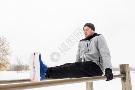 健身,运动,锻炼人的轻人冬季双杠上腹部运动图片