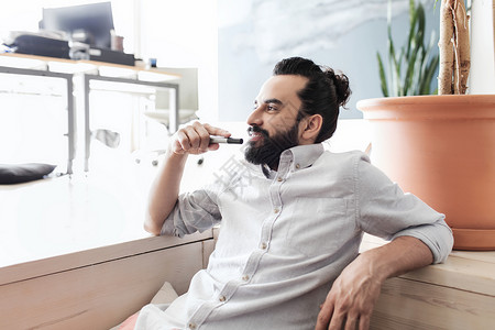 商业,创业,灵感人的快乐的拉丁人,留着胡子发髻办公室背景图片