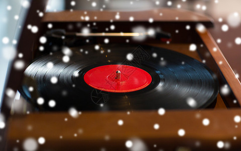 音乐,技术象老式唱片播放器与乙烯基盘雪上背景图片