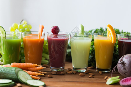 健康饮食,饮料,饮食排眼镜与同的水果蔬菜汁食物桌子上图片
