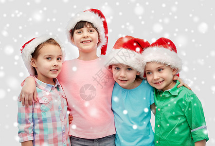 童,诞节,寒假,友谊人的群快乐的微笑的孩子戴着诞老人的帽子拥抱雪地上图片