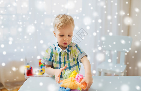 童,创造力,艺术,活动人的快乐的小男孩家里玩球粘土雪上图片