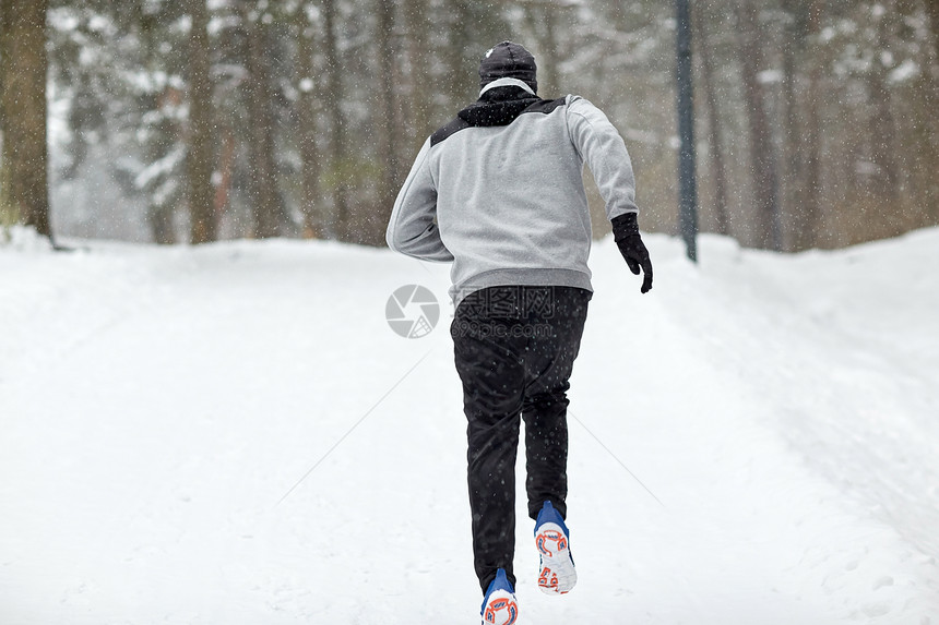 健身,运动,人,季节健康的生活方式轻人跑雪覆盖的冬季道路森林运动模糊的图片图片