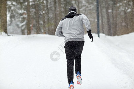 健身,运动,人,季节健康的生活方式轻人跑雪覆盖的冬季道路森林运动模糊的图片图片