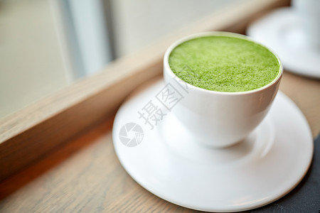 饮料,饮食,减肥减肥的白色的抹茶绿茶铁餐厅咖啡馆的桌子上背景图片