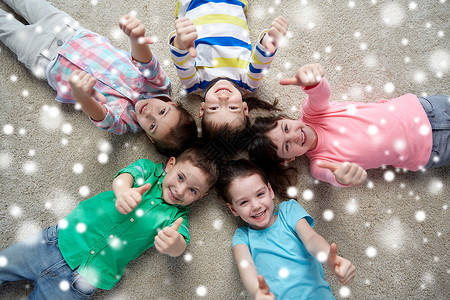 诞节,寒假,童,友谊人的群快乐微笑的孩子躺地板上,竖大拇指雪地上图片