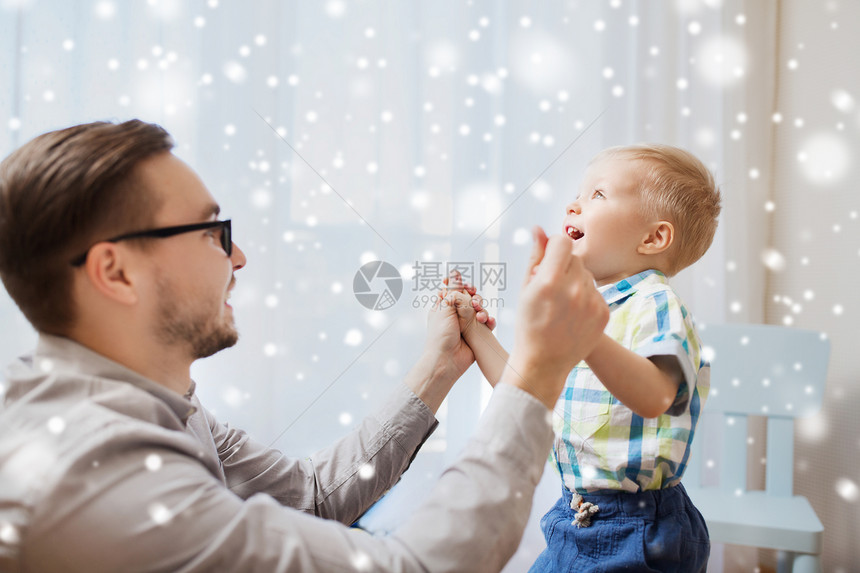 家庭,童,父爱,休闲人的快乐的父亲小儿子雪地上玩玩图片