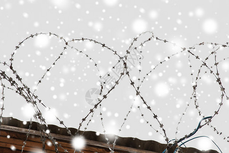 监禁限制灰色的天空雪地上竖铁丝网灰色的天空雪地上竖铁丝网图片