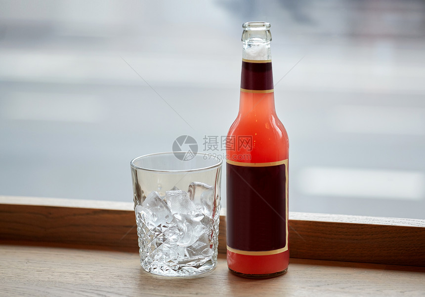 饮料瓶柠檬水瓶加冰的咖啡桌瓶柠檬水杯冰桌子上图片