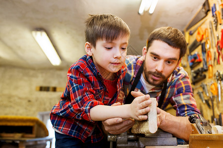 家庭,木工,木工人的父亲小儿子车间用木板工作背景图片