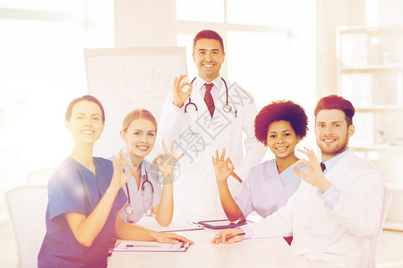 医院,专业,医学教育,人医学的群快乐的医生医院的演示会议上开会,并OK手标志图片