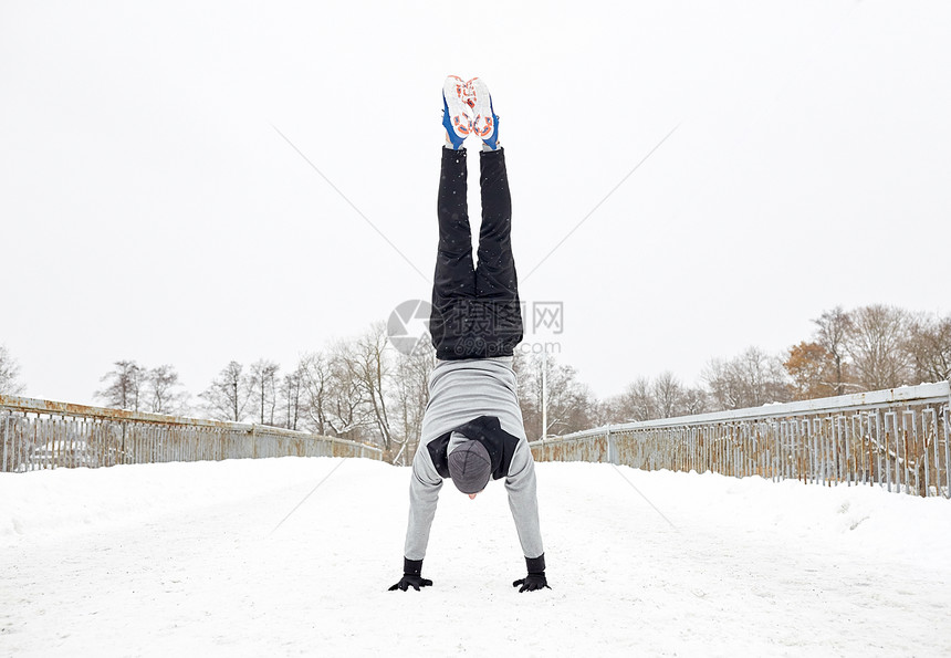 健身,运动,训练,人锻炼的轻人户外倒立冬天图片