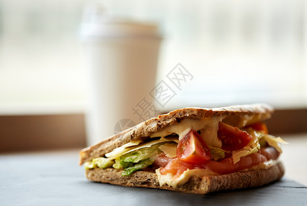 食物,晚餐饮食三文鱼帕尼尼三明治与西红柿奶酪石盘咖啡馆图片