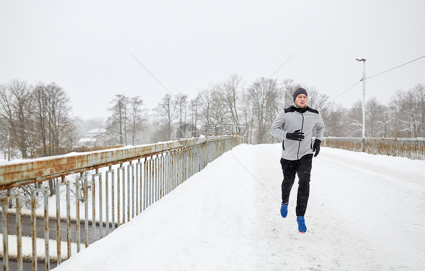 健身,运动,人,季节健康的生活方式的轻人跑步沿雪覆盖冬季桥梁道路图片