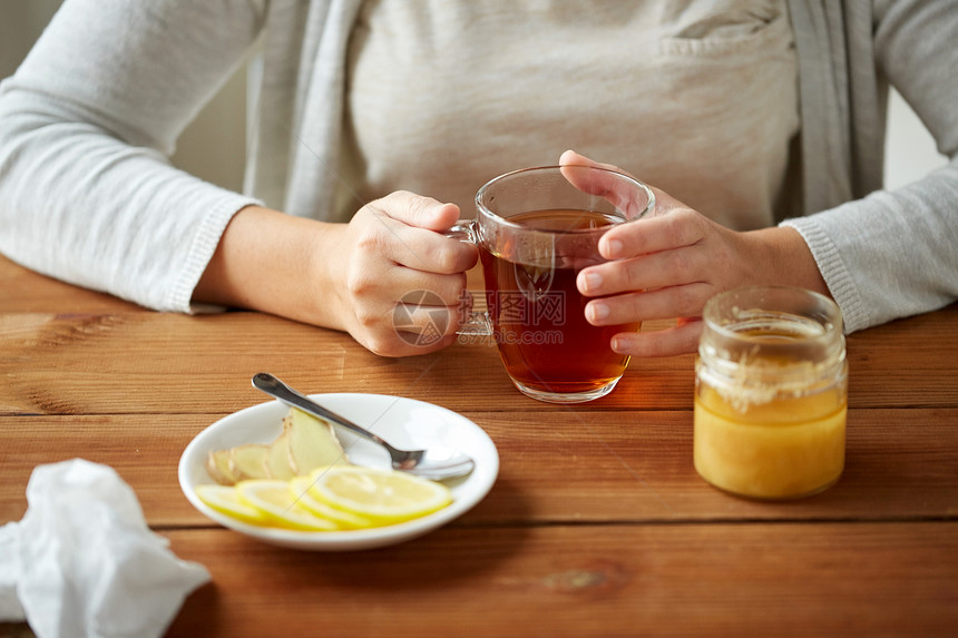 健康,传统医学民族科学的密切妇女添加柠檬茶杯图片