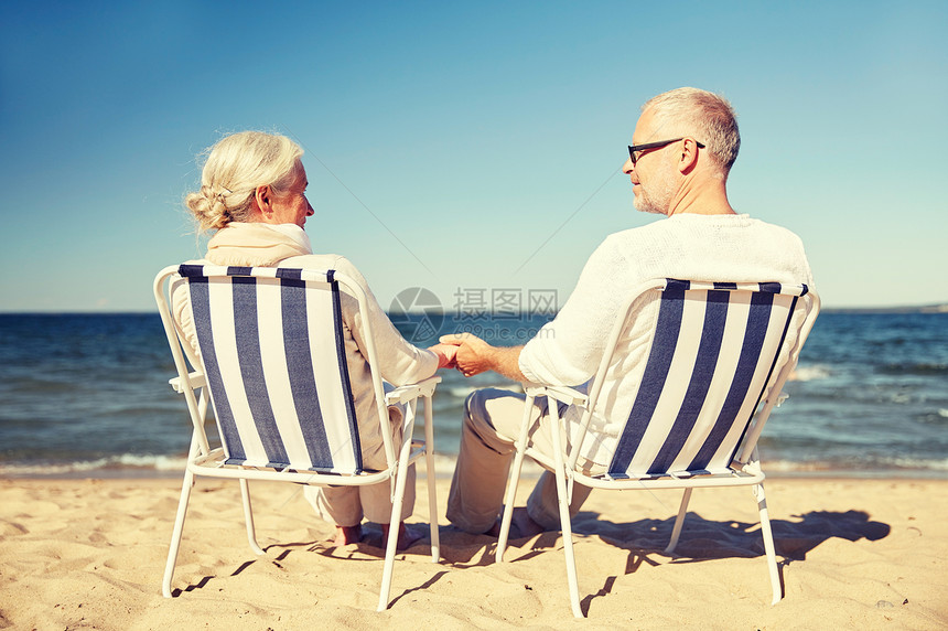 家庭,龄,旅游,旅游人的快乐的老夫妇休息折叠椅上的夏季海滩后图片
