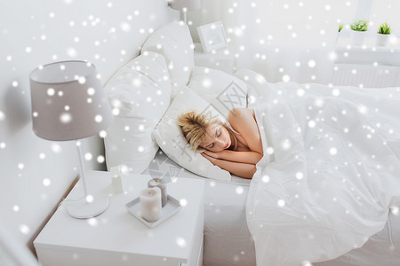 休息,舒适人的轻的女人睡床上的家庭卧室雪图片