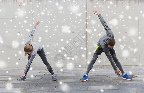 健身,运动,锻炼,训练人的几个运动员城市街道上延伸雪上图片