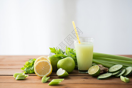 健康的饮食,食物,节食素食的杯绿色果汁与水果蔬菜木桌上图片