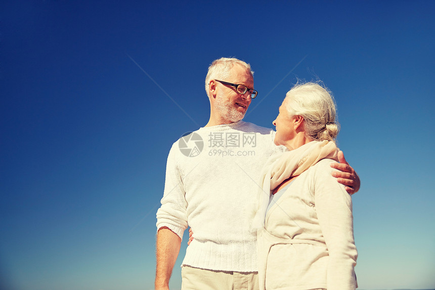 家庭,龄人的快乐的老夫妇户外交谈图片