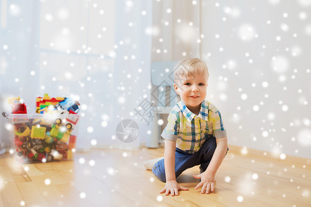 童人们的快乐的小男孩家里下雪快乐的小男孩家图片