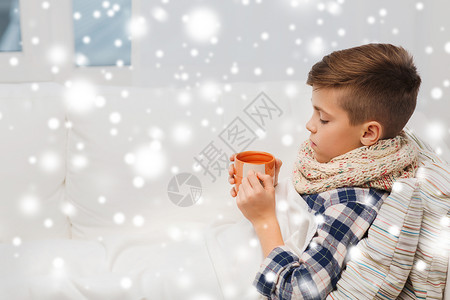热射病童,医疗保健,人医学生病的男孩流感躺床上,家里喝雪上的茶背景