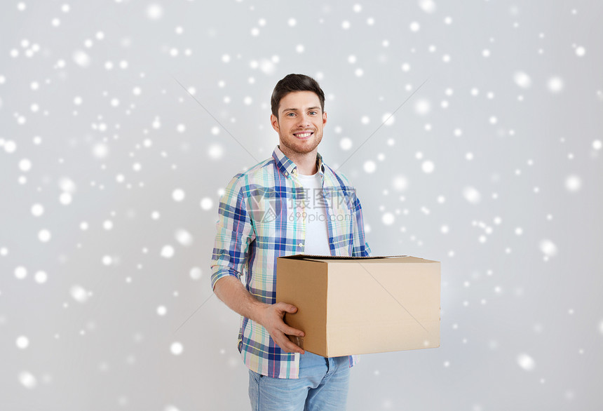 移动,送货,住房,住宿人的微笑的轻人,家里的纸板箱雪地上图片