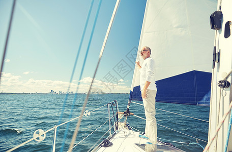 航海,龄,旅游,旅游人的快乐的老人帆船游艇上漂浮海上图片