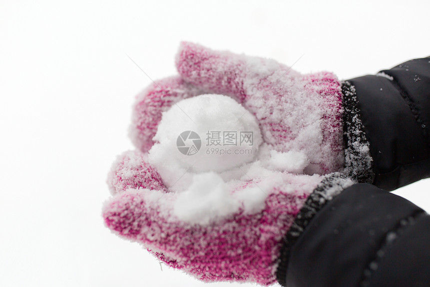 寒假,诞节人们的亲密的女人抱着雪球户外图片