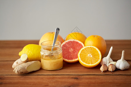传统医学,烹饪,食品民族科学蜂蜜,柑橘类水果与生姜大蒜木桌上图片