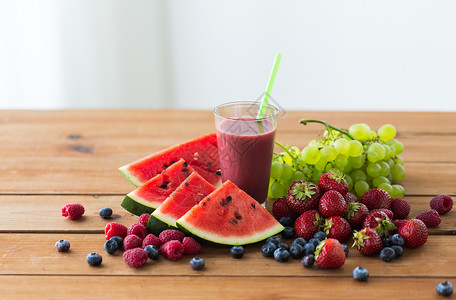 健康的饮食,食物,节食素食的璃与水果浆果汁冰沙木桌上图片