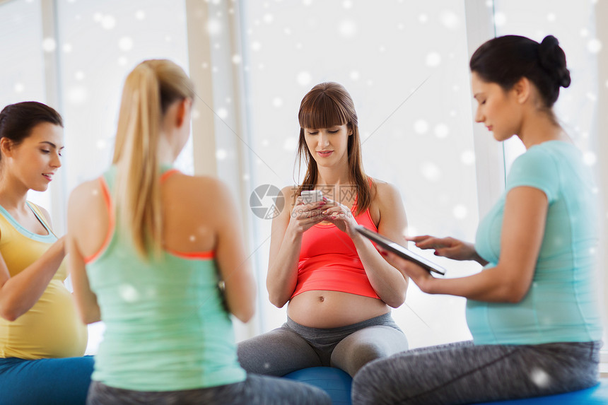 怀孕,运动,健身,人健康的生活方式群快乐的孕妇,平板电脑智能手机坐雪地上的健身房里图片