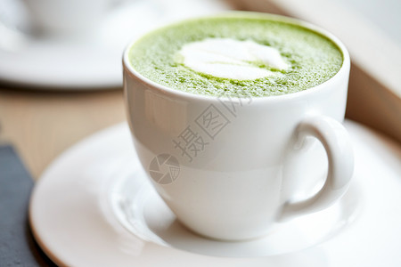 泡沫机饮料,饮食,减肥减肥的白色的抹茶绿茶铁餐厅咖啡馆的桌子上背景