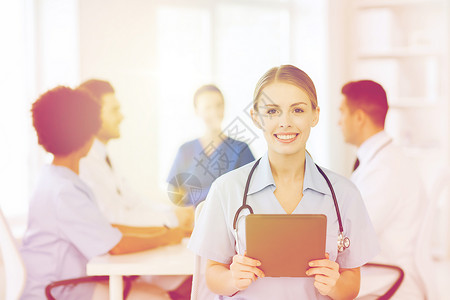 诊所,专业,人医学快乐的女医生与平板电脑超过医疗会议医院图片
