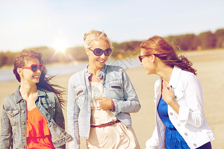 暑假,假期,旅行人的群微笑的轻妇女戴着太阳镜休闲服海滩上图片
