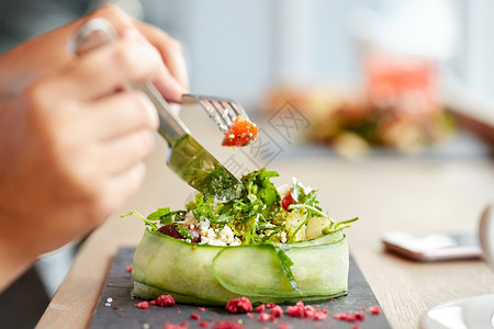 食物,烹饪,高级美食人们的女人吃奶酪沙拉与蔬菜干树莓餐厅咖啡馆图片