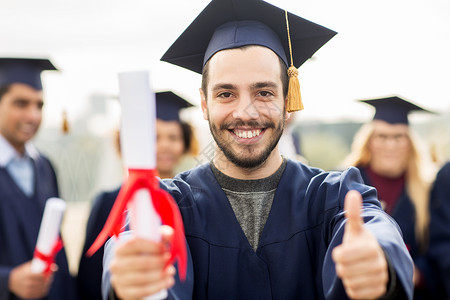 教育,毕业,手势人的快乐的国际学生砂浆板学士学位礼服竖大拇指图片