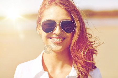 暑假,假期,眼镜人的微笑的轻女人戴着太阳镜海滩上图片