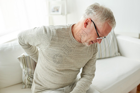 绞痛人,医疗保健问题幸的老人家里遭受背部疼痛背景