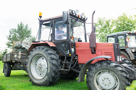 农业,农业人的高级男子驾驶拖拉机农场图片